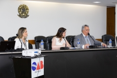 Na mesa de exposição